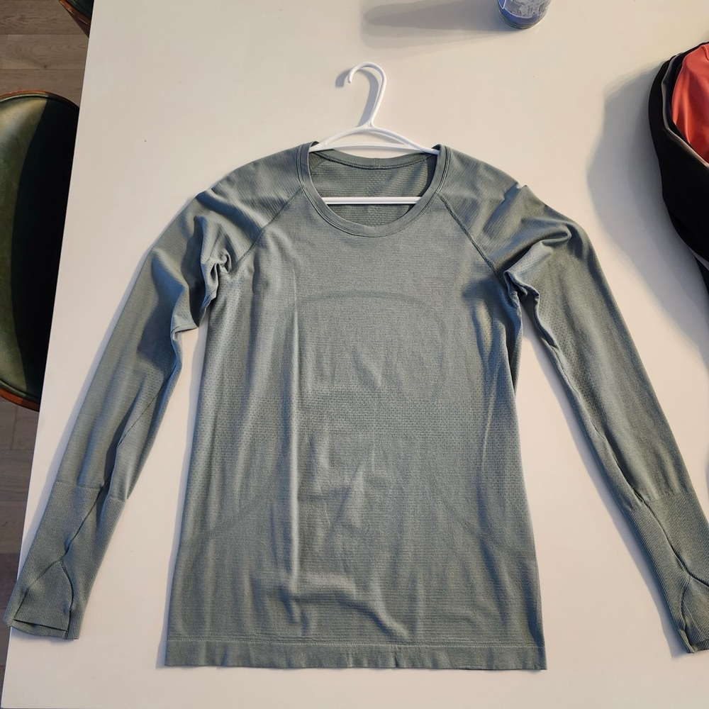 lululemon athletica Swiftly Tech Long Sleeve Tee Size 8- Crater Blue